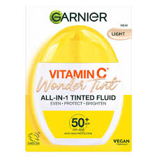 Garnier Vitamin C Wonder Tint Light SPF50+ тониран флуид за светъл тен 40 мл.
